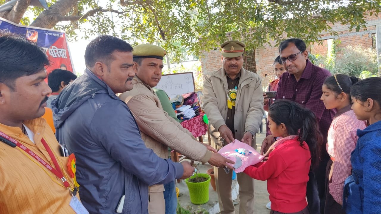 बच्चों को उपहार वितरित करते इंस्पेक्टर बृजेश सिंह