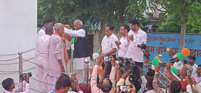 कलश यात्रा के दौरान लोगों को सम्मानित करते सांसद पाल 