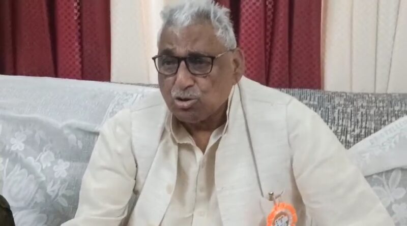 रामलीला मैदान पर अतिक्रमण हटाने के बाद पीड़ितों के घर पहुंचे सपा नेता माता प्रसाद पांडे, प्रशासन पर लगाए गंभीर आरोप