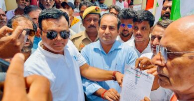 वाराणसी में कांग्रेसियों पर फर्जी मुकदमे की वापसी को लेकर इटवा में प्रदर्शन, राज्यपाल को ज्ञापन सौंपा