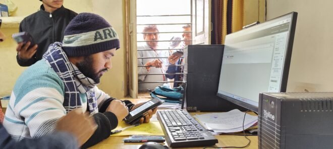 परसिया सब स्टेशन पर बड़े बाबू के पास अपना बिजली बिल चेक करवाते उपभोक्ता