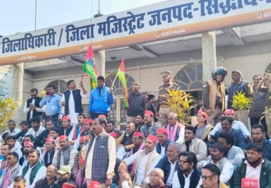 सिद्धार्थनगर: खाकी के ‘अहंकार’ पर भारी पड़ी जनता की जिद: ढेबरुआ थानाध्यक्ष को हटाने की मांग पर अड़े सपाई, डीएम के आश्वासन पर पोस्टमॉर्टम पर बनी सहमति सिद्धार्थनगर: खाकी के ‘अहंकार’ पर भारी पड़ी जनता की जिद: ढेबरुआ थानाध्यक्ष को हटाने की मांग पर अड़े सपाई, डीएम के आश्वासन पर पोस्टमॉर्टम पर बनी सहमति