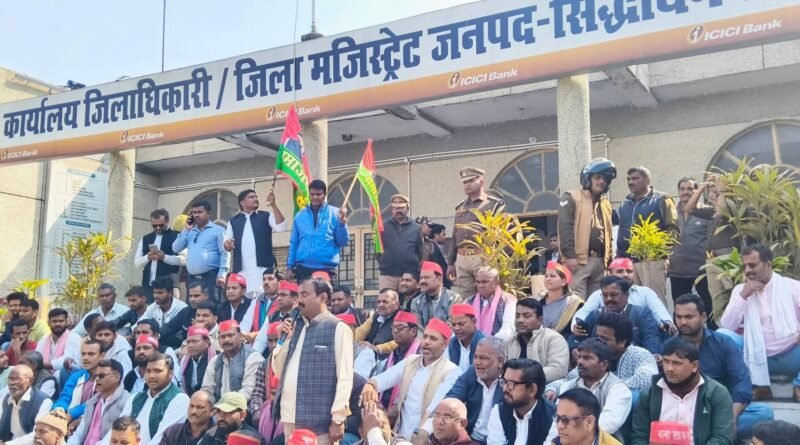 सिद्धार्थनगर: खाकी के ‘अहंकार’ पर भारी पड़ी जनता की जिद: ढेबरुआ थानाध्यक्ष को हटाने की मांग पर अड़े सपाई, डीएम के आश्वासन पर पोस्टमॉर्टम पर बनी सहमति सिद्धार्थनगर: खाकी के ‘अहंकार’ पर भारी पड़ी जनता की जिद: ढेबरुआ थानाध्यक्ष को हटाने की मांग पर अड़े सपाई, डीएम के आश्वासन पर पोस्टमॉर्टम पर बनी सहमति