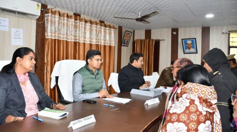 “साहब, मैं जिंदा हूं!”: तहसील ने कागजों में मारा, दबंगों ने हड़प ली किसान की पुश्तैनी जमीन