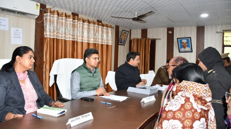 लापरवाही पर होगी कड़ी कार्रवाई: जिलाधिकारी ने शोहरतगढ़ तहसील समाधान दिवस में दिए सख्त निर्देश