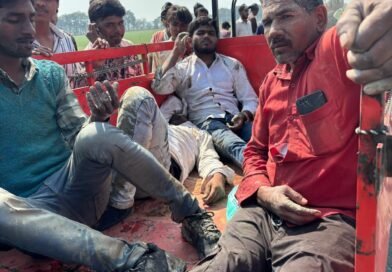 सिद्धार्थनगर: जमुआर घाट के पास अनियंत्रित होकर खाई में गिरा टेम्पो, 5 यात्री गंभीर रूप से घायल सिद्धार्थनगर: जमुआर घाट के पास अनियंत्रित होकर खाई में गिरा टेम्पो, 5 यात्री गंभीर रूप से घायल