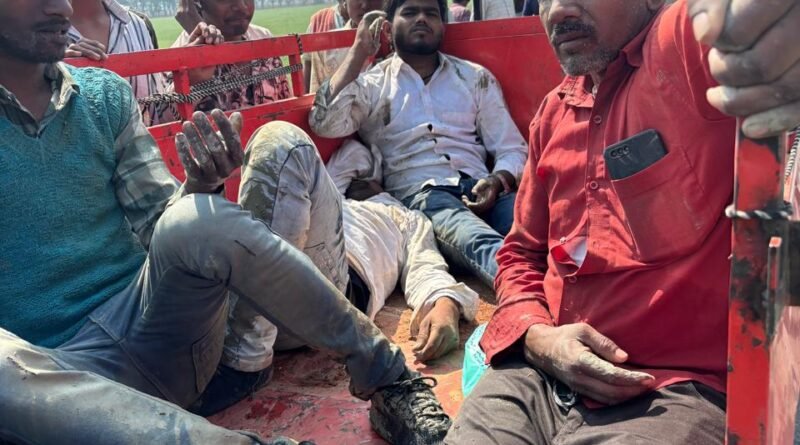 सिद्धार्थनगर: जमुआर घाट के पास अनियंत्रित होकर खाई में गिरा टेम्पो, 5 यात्री गंभीर रूप से घायल सिद्धार्थनगर: जमुआर घाट के पास अनियंत्रित होकर खाई में गिरा टेम्पो, 5 यात्री गंभीर रूप से घायल