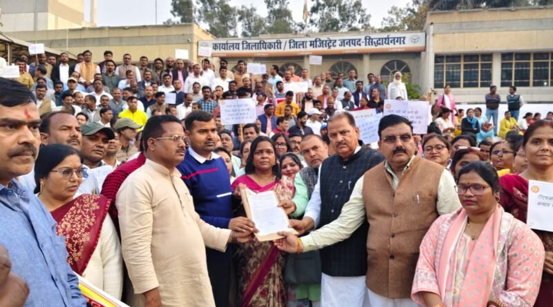 टीईटी अनिवार्यता के खिलाफ शिक्षकों का हल्लाबोल, कलेक्ट्रेट पर प्रदर्शन कर प्रधानमंत्री को भेजा ज्ञापन