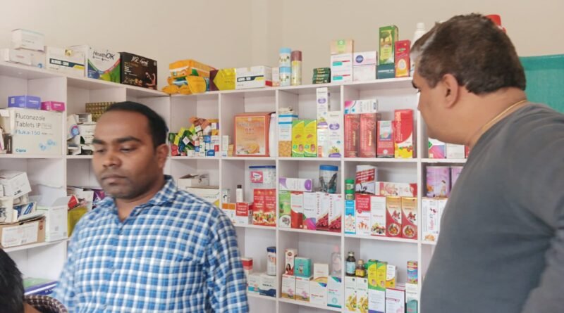 सिद्धार्थनगर: इटवा में बिना डिग्री चल रहा क्लीनिक सील, अधीक्षक की छापेमारी से हड़कंप सिद्धार्थनगर: इटवा में बिना डिग्री चल रहा क्लीनिक सील, अधीक्षक की छापेमारी से हड़कंप