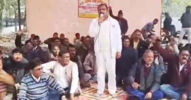 संग्रह अमीन से मारपीट मामला: राजस्व कर्मियों ने खोला मोर्चा, कलेक्ट्रेट पर धरना देकर गिरफ्तारी की मांग