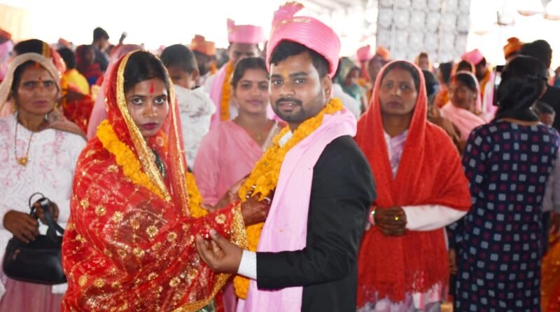 सिद्धार्थनगर: मुख्यमंत्री सामूहिक विवाह योजना में 267 जोड़ों ने शुरू की नई पारी सिद्धार्थनगर: मुख्यमंत्री सामूहिक विवाह योजना में 267 जोड़ों ने शुरू की नई पारी