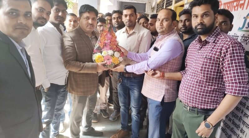 सिद्धार्थ नगर: ड्रग इंस्पेक्टर आलोक कुमार त्रिवेदी का भव्य स्वागत, फार्मासिस्ट हितों पर हुई अहम चर्चा सिद्धार्थ नगर: ड्रग इंस्पेक्टर आलोक कुमार त्रिवेदी का भव्य स्वागत, फार्मासिस्ट हितों पर हुई अहम चर्चा