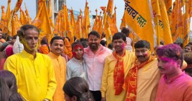 निशान यात्रा में गूँजा ‘हारे का सहारा’, पुष्प वर्षा और भजनों के बीच झूमते हुए मंदिर पहुँचे श्याम प्रेमी