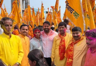 निशान यात्रा में गूँजा ‘हारे का सहारा’, पुष्प वर्षा और भजनों के बीच झूमते हुए मंदिर पहुँचे श्याम प्रेमी