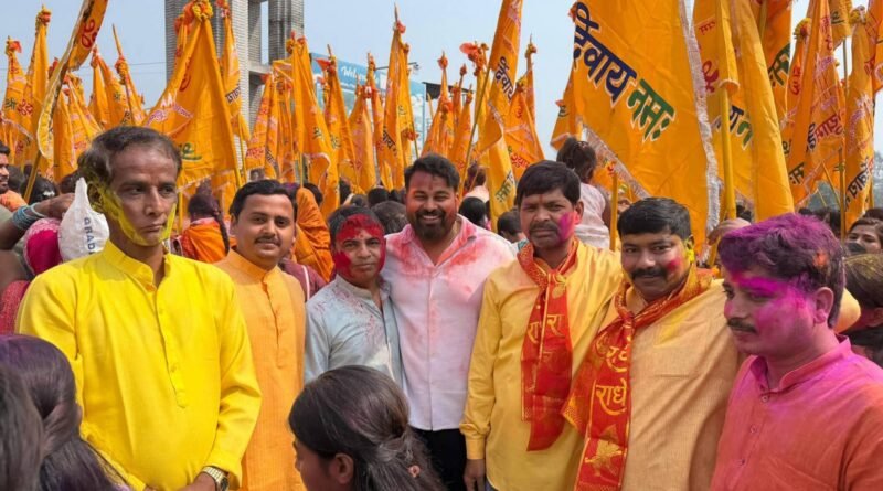 निशान यात्रा में गूँजा ‘हारे का सहारा’, पुष्प वर्षा और भजनों के बीच झूमते हुए मंदिर पहुँचे श्याम प्रेमी