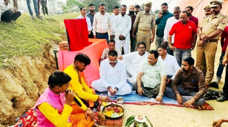 सिद्धार्थनगर: ढेकहरी बुजुर्ग घाट पर अंत्येष्टि स्थल का शिलान्यास, ₹24.36 लाख की लागत से बदलेंगे हालात