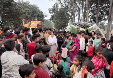 सिद्धार्थनगर: श्रद्धालुओं से भरी बस पलटी, विधायक सैयदा खातून ने मौके पर पहुँचकर संभाला मोर्चा