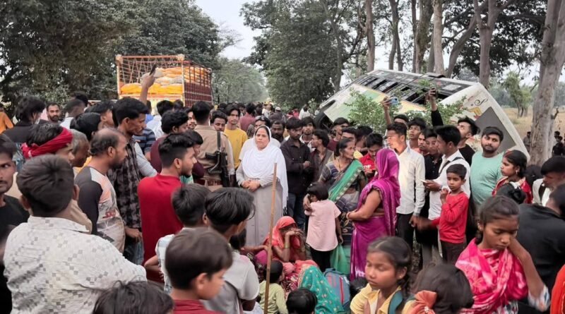 सिद्धार्थनगर: श्रद्धालुओं से भरी बस पलटी, विधायक सैयदा खातून ने मौके पर पहुँचकर संभाला मोर्चा