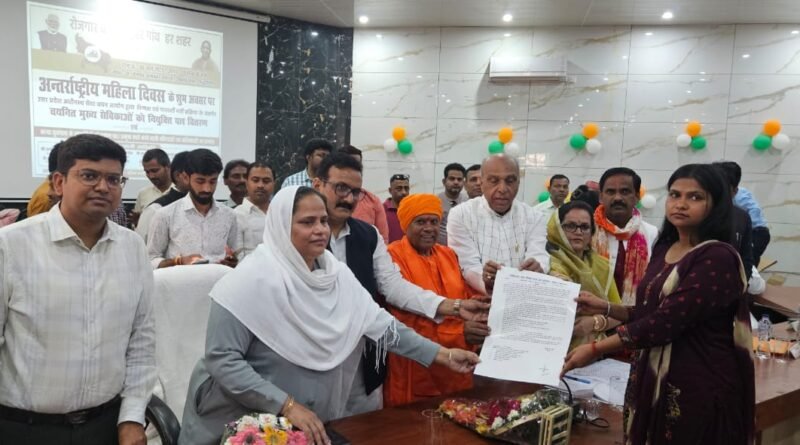 सिद्धार्थनगर: अंतरराष्ट्रीय महिला दिवस पर नारी शक्ति का सम्मान, 6 मुख्य सेविकाओं को मिले नियुक्ति पत्र