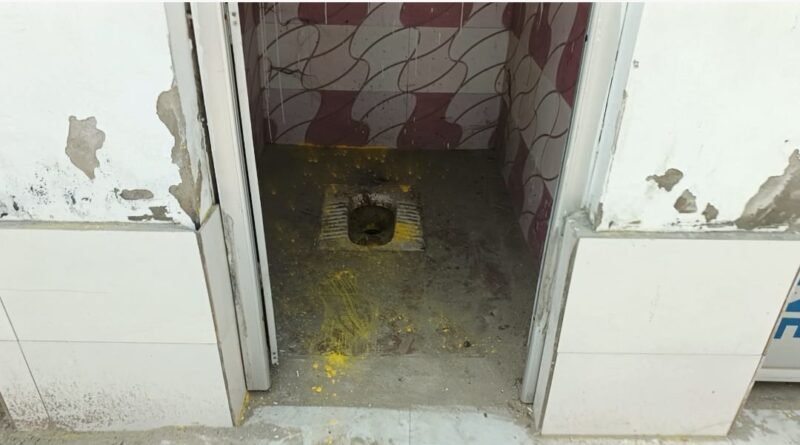 सरकारी धन की बंदरबांट: अर्री में लाखों का सामुदायिक शौचालय बना ‘बकरी शेड’, जिम्मेदार मौन