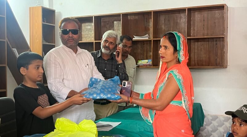 होली और ईद के अवसर पर सामाजिक एकता की मिसाल: ग्राम प्रधान ने अंगवस्त्र और मिठाई देकर ग्रामीणों को किया सम्मानित