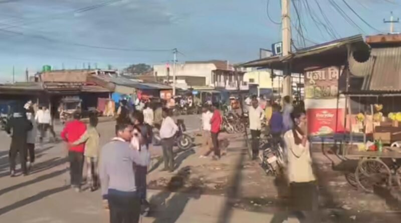 कपिलवस्तु के महाराजगंज में सांप्रदायिक तनाव: पुलिस फायरिंग में 5 घायल, अनिश्चितकालीन कर्फ्यू लागू कपिलवस्तु के महाराजगंज में सांप्रदायिक तनाव: पुलिस फायरिंग में 5 घायल, अनिश्चितकालीन कर्फ्यू लागू