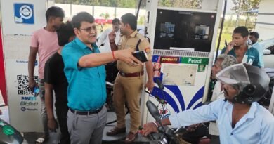 सिद्धार्थनगर: पेट्रोल-डीजल की कमी की अफवाह से मचा हड़कंप, पंपों पर उमड़ी भारी भीड़; प्रशासन ने दी सख्त चेतावनी बाइक में 100 और चार पहिया गाड़ियों में 500 रुपए के तेल का कोटा निर्धारित किए बिना नहीं बनेगी बात