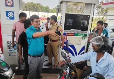 सिद्धार्थनगर: पेट्रोल-डीजल की कमी की अफवाह से मचा हड़कंप, पंपों पर उमड़ी भारी भीड़; प्रशासन ने दी सख्त चेतावनी बाइक में 100 और चार पहिया गाड़ियों में 500 रुपए के तेल का कोटा निर्धारित किए बिना नहीं बनेगी बात सिद्धार्थनगर: पेट्रोल-डीजल की कमी की अफवाह से मचा हड़कंप, पंपों पर उमड़ी भारी भीड़; प्रशासन ने दी सख्त चेतावनी बाइक में 100 और चार पहिया गाड़ियों में 500 रुपए के तेल का कोटा निर्धारित किए बिना नहीं बनेगी बात