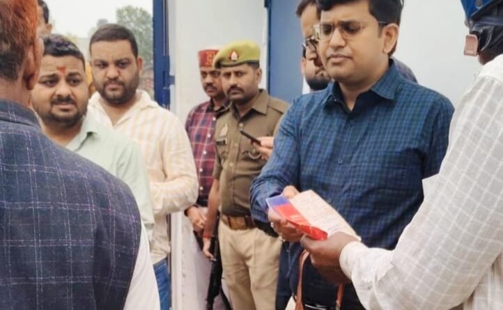 गैस किल्लत और ओवररेटिंग पर जिलाधिकारी सख्त, आशीर्वाद गैस सर्विस का किया औचक निरीक्षण