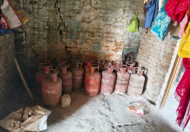 सिद्धार्थनगर: घरेलू गैस की कालाबाजारी पर प्रशासन का चाबुक, 14 सिलेंडर बरामद, आरोपी पर मुकदमा दर्ज सिद्धार्थनगर: घरेलू गैस की कालाबाजारी पर प्रशासन का चाबुक, 14 सिलेंडर बरामद, आरोपी पर मुकदमा दर्ज