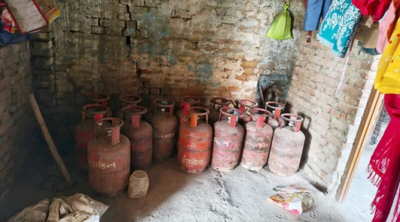 सिद्धार्थनगर: घरेलू गैस की कालाबाजारी पर प्रशासन का चाबुक, 14 सिलेंडर बरामद, आरोपी पर मुकदमा दर्ज सिद्धार्थनगर: घरेलू गैस की कालाबाजारी पर प्रशासन का चाबुक, 14 सिलेंडर बरामद, आरोपी पर मुकदमा दर्ज