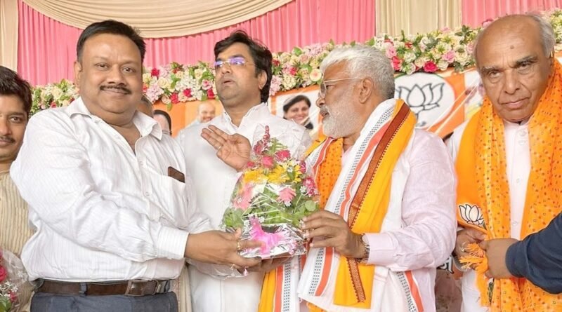 अनुभव और निष्ठा का सम्मान: भाजपा के दिग्गज नेता त्रियुगी अग्रहरि की राजनीतिक यात्रा ने पेश की मिसाल अनुभव और निष्ठा का सम्मान: भाजपा के दिग्गज नेता त्रियुगी अग्रहरि की राजनीतिक यात्रा ने पेश की मिसाल