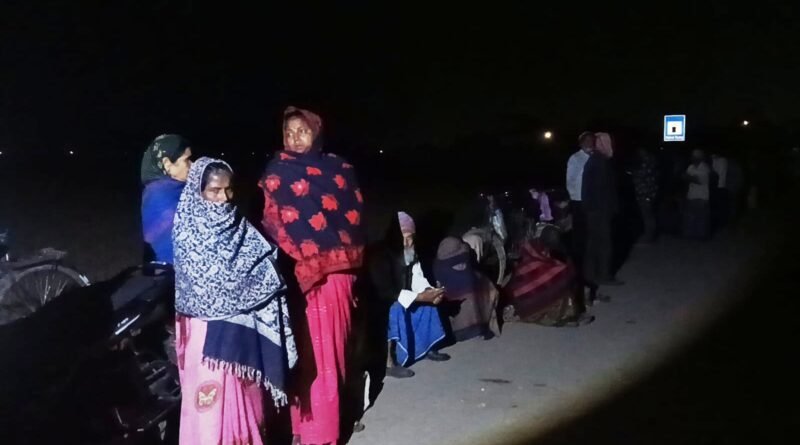 उज्ज्वला का ‘अंधेरा’: सिद्धार्थनगर में रात 2 बजे से गैस के लिए कतारों में खड़ी महिलाएं, सिस्टम लाचार उज्ज्वला का ‘अंधेरा’: सिद्धार्थनगर में रात 2 बजे से गैस के लिए कतारों में खड़ी महिलाएं, सिस्टम लाचार