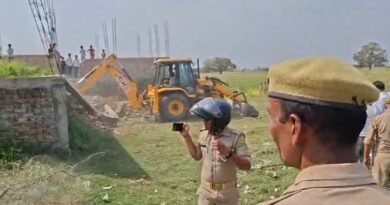 सिद्धार्थनगर: खलिहान की भूमि पर चला प्रशासन का बुलडोजर, अवैध निर्माण ध्वस्त