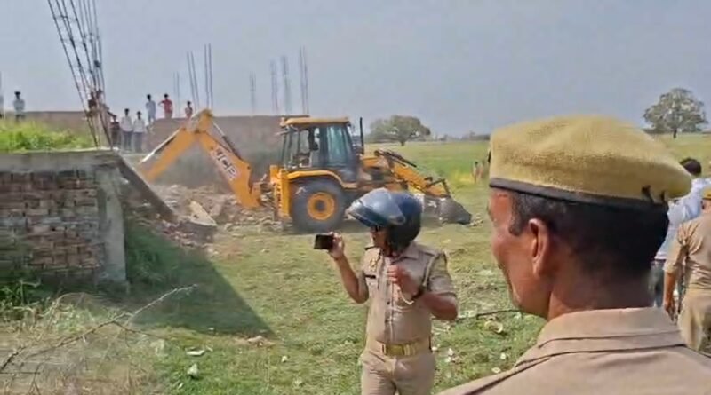 सिद्धार्थनगर: खलिहान की भूमि पर चला प्रशासन का बुलडोजर, अवैध निर्माण ध्वस्त सिद्धार्थनगर: खलिहान की भूमि पर चला प्रशासन का बुलडोजर, अवैध निर्माण ध्वस्त