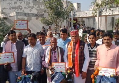 सिद्धार्थनगर: किसानों की आय बढ़ाने के लिए 286 पंपसेटों का वितरण, सांसद जगदम्बिका पाल ने थमाई चाबी