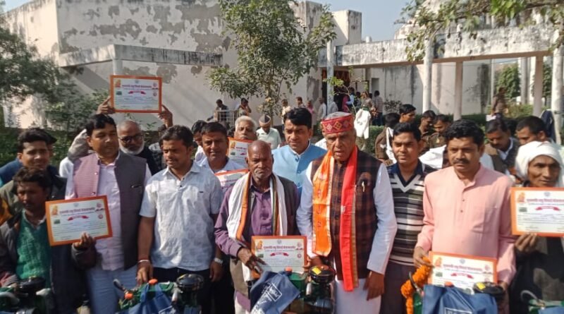 सिद्धार्थनगर: किसानों की आय बढ़ाने के लिए 286 पंपसेटों का वितरण, सांसद जगदम्बिका पाल ने थमाई चाबी