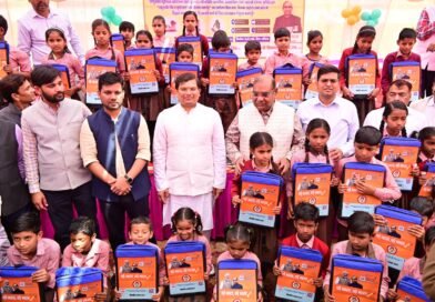 सिद्धार्थनगर: राज्यसभा सांसद बृजलाल ने बच्चों को बांटे ‘स्मार्ट’ डेस्क और बैग; स्वास्थ्य और शिक्षा को मिलेगा नया आयाम
