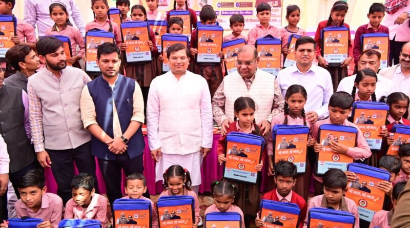 सिद्धार्थनगर: राज्यसभा सांसद बृजलाल ने बच्चों को बांटे ‘स्मार्ट’ डेस्क और बैग; स्वास्थ्य और शिक्षा को मिलेगा नया आयाम