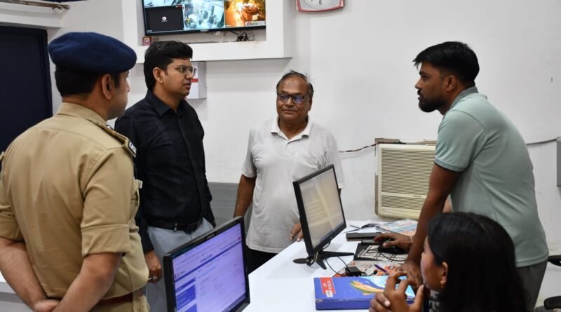 सिद्धार्थनगर: जिलाधिकारी और एसपी ने किया गैस एजेंसी का औचक निरीक्षण, कालाबाजारी पर सख्त कार्रवाई की चेतावनी