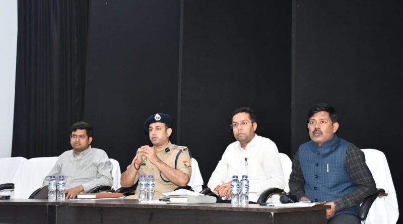 सिद्धार्थनगर: यूपी पुलिस भर्ती परीक्षा को लेकर प्रशासन सख्त, DM और SP ने ड्यूटी पर तैनात कर्मियों को दिए कड़े निर्देश