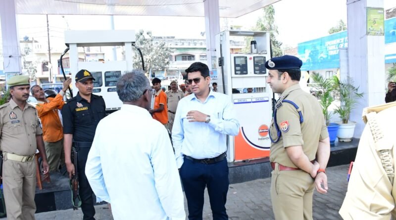 सिद्धार्थनगर: पेट्रोल-डीजल की किल्लत की खबरें महज अफवाह, जिलाधिकारी और एसपी ने खुद संभाला मोर्चा सिद्धार्थनगर: पेट्रोल-डीजल की किल्लत की खबरें महज अफवाह, जिलाधिकारी और एसपी ने खुद संभाला मोर्चा