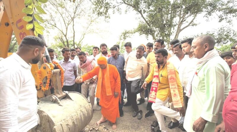 सिद्धार्थनगर: कछार क्षेत्र को बड़ी सौगात, विधायक श्यामधनी राही ने किया 16.62 करोड़ की सड़क परियोजना का भूमिपूजन सिद्धार्थनगर: कछार क्षेत्र को बड़ी सौगात, विधायक श्यामधनी राही ने किया 16.62 करोड़ की सड़क परियोजना का भूमिपूजन