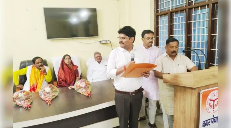 सिद्धार्थनगर: विकास की राह पर ‘आदर्श नगर पंचायत उसका बाजार’, तीन नए नामित सभासदों ने ली पद और गोपनीयता की शपथ