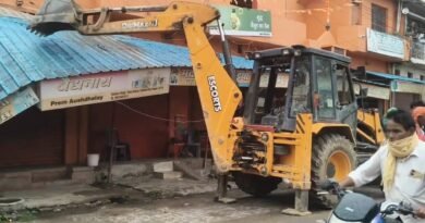 सिद्धार्थनगर: स्टेशन रोड पर चला प्रशासन का बुलडोजर, अवैध अतिक्रमण जमींदोज