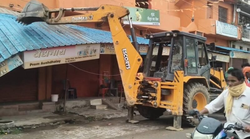 सिद्धार्थनगर: स्टेशन रोड पर चला प्रशासन का बुलडोजर, अवैध अतिक्रमण जमींदोज सिद्धार्थनगर: स्टेशन रोड पर चला प्रशासन का बुलडोजर, अवैध अतिक्रमण जमींदोज