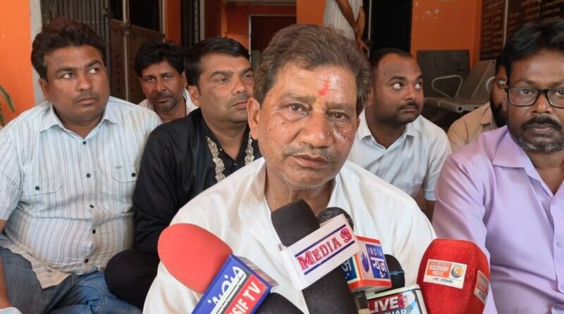 डुमरियागंज: समस्याओं का समाधान न होने से आक्रोशित सभासदों का धरना, नगर पंचायत के कार्यों का किया बहिष्कार डुमरियागंज: समस्याओं का समाधान न होने से आक्रोशित सभासदों का धरना, नगर पंचायत के कार्यों का किया बहिष्कार