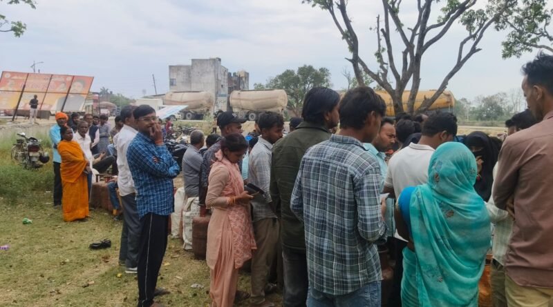 बढ़नी: खराब मौसम और अव्यवस्था के बीच गैस सिलेंडर के लिए मचा हाहाकार, होम डिलीवरी ठप बढ़नी: खराब मौसम और अव्यवस्था के बीच गैस सिलेंडर के लिए मचा हाहाकार, होम डिलीवरी ठप