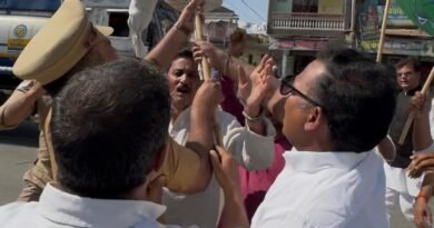 सिद्धार्थनगर: असम के सीएम का पुतला दहन, कांग्रेसियों और पुलिस के बीच तीखी झड़प