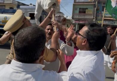 सिद्धार्थनगर: असम के सीएम का पुतला दहन, कांग्रेसियों और पुलिस के बीच तीखी झड़प सिद्धार्थनगर: असम के सीएम का पुतला दहन, कांग्रेसियों और पुलिस के बीच तीखी झड़प